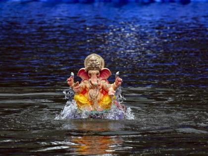 Immersion of more than 17 thousand Ganesha idols for seven days till six o'clock in morning | मुंबईत पहाटे सहा वाजेपर्यंत सात दिवसांच्या १७ हजाराहून अधिक गणेशमूर्तीचे विसर्जन