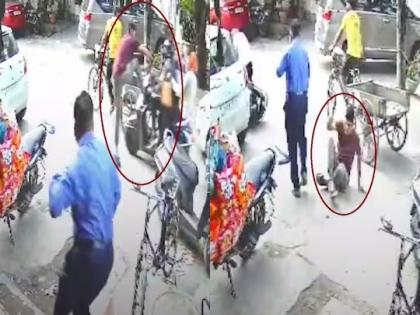 delhi police off duty police man kicked chain snatcher in new delhi model twon area | Video - पर्स घेऊन पळत होते चोरटे; पोलिसाने लाथ मारून खाली पाडली स्कूटर अन्...