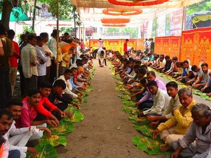 A lunch program was organized on the occasion of Ganeshotsav in Jalgaon | जळगावमध्ये ‘श्रीं’ना वाहिले श्रीफळ... भंडाऱ्यांना पावले गंगाफळ!