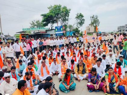 Declaring drought and giving aid of 50,000 hectares; Block the path of Shiv Sena on Ausa-Solapur route | दुष्काळ जाहीर करुन हेक्टरी ५० हजारांची मदत द्या; औसा-सोलापूर मार्गावर शिवसेनेचा रास्ता रोको