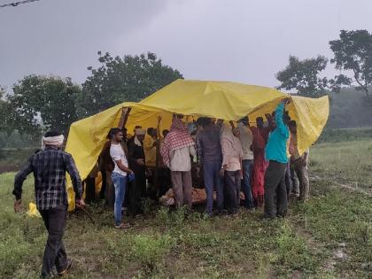 The cremation had to be covered with plastic; Scary situation as there is no crematorium in village | Video: ताडपत्री झाकून करावे लागले अंत्यसंस्कार; स्मशानभूमी नसल्याने भयावह स्थिती