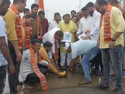 birthday movement of MNS pits in Kalyan, cut cake in pit near Durgadi Ganesh ghat | कल्याणमध्ये मनसेचे 'खड्डे का बर्थ डे' आंदोलन, दुर्गाडी गणेश घाटाजवळ खड्ड्यात कापला केक