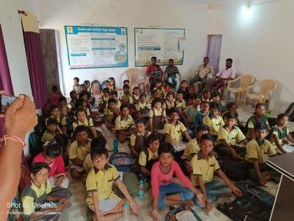 In Hingoli, the school was filled in the Gram Panchayat as the water from the drain started coming to the school | हिंगोलीत नालीचे पाणी शाळेत येऊ लागल्यामुळे शाळा भरविली ग्रामपंचायतमध्ये