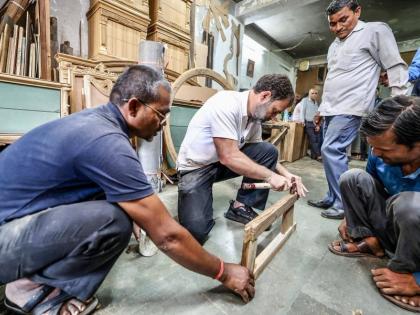 Congress Rahul Gandhi photos in kirti nagar furniture market | Rahul Gandhi : करवत आणि हातोडा... राहुल गांधींचा अनोखा अंदाज; फर्निचर मार्केटमध्ये कारागिरांची घेतली भेट