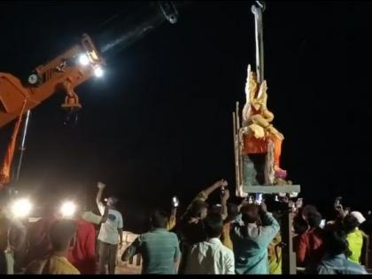 ganpati Visarjan on the basis of a crane on the Adan river bridge in washim | अडाण नदीच्या पुलावर क्रेनच्या आधारे गणपती विसर्जन