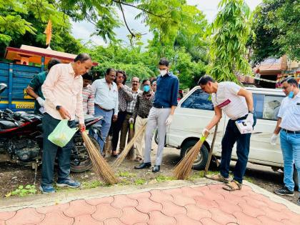 Millions of hands strove for cleanliness for an hour; Garbage picked up by district officials of Solapur! | एक तास स्वच्छतेसाठी झटले लाखो हात; सोलापूरच्या जिल्हाधिकाऱ्यांनी उचलला कचरा! 