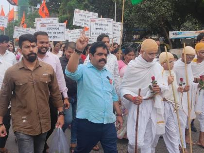 MNS's Gandhigiri Marg after the uproar; Protest against toll rate hike by giving roses | खळखट्याकनंतर मनसेचा गांधीगिरी मार्ग; टोल दरवाढीविरोधात गुलाब देऊन आंदोलन