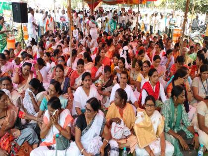 Protest march of Parbhanit teachers at Collectorate | परभणीत शिक्षकांचा जिल्हाधिकारी कार्यालयावर आक्रोश मोर्चा