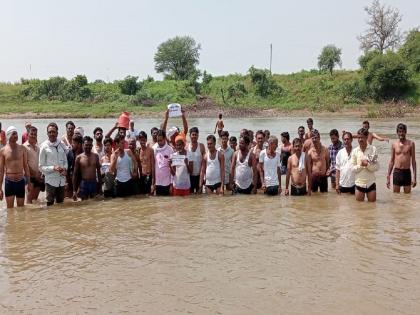 Villagers' agitation for construction of bridge in Kayadhu riverbed | कयाधू नदीवर पूल उभारणीसाठी गावकऱ्यांचे नदीपात्रात उतरून आंदोलन