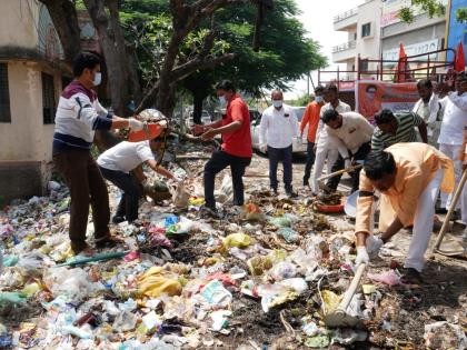 Gandhijiri of MNS in Latur; Swachhta Abhiyan was carried out by tying black ribbons and protesting against the municipality | लातुरात मनसेची गांधीगिरी; काळ्या फिती बांधून मनपाचा निषेध करत राबवले स्वच्छता अभियान