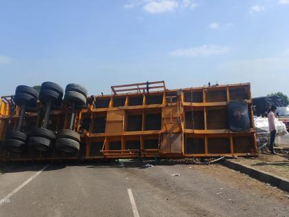 A container carrying a pipe overturned on the Dhule-Solapur highway | धुळे-सोलापूर महामार्गावर पाइप घेऊन जाणारा कंटेनर उलटला