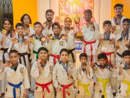 A brilliant performance by Kalyan's karate players; Won eight gold medals in international competitions | कल्याणच्या कराटे खेळाडूंची चमकदार कामगिरी; आंतरराष्ट्रीय स्पर्धेत पटकावले आठ सुवर्ण पदक