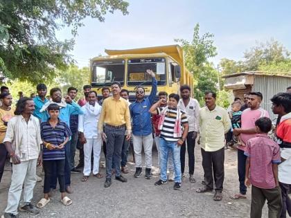 Block the path of villagers for road repair; Protest on Saylani-Buldhana route | रस्त्याच्या दुरूस्तीसाठी ग्रामस्थांचा रास्ता रोको; सैलानी-बुलढाणा मार्गावर आंदोलन