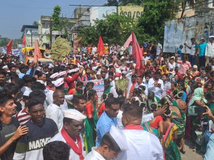 Protest march of tribal community in alibag | काजूची बी काजुला...धनगर समाज बाजूला; आदिवासी समाजाचा आक्रोश मोर्चा