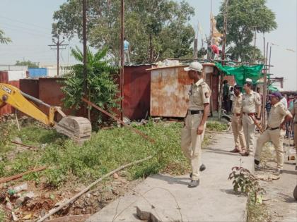 Encroachment at Narasi Namdeva pilgrimage site removed by police | तिर्थक्षेत्र नर्सी येथील अतिक्रमण पोलिस बंदोबस्तात काढले, अतिक्रमणधारकांची उडाली तारांबळ