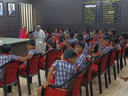 The students held a district council in the school to get a teacher | शिक्षक मिळावा यासाठी विद्यार्थ्यांनी जिल्हा परिषेदत भरवली शाळा