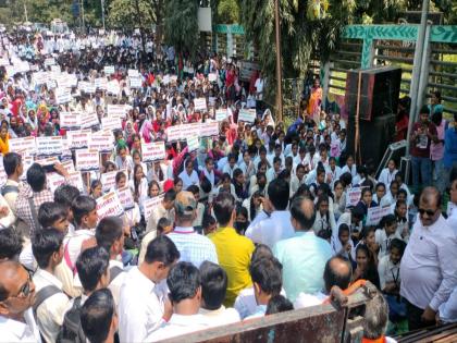 Youths march Parabhani district office against recruitment of contract workers | कंत्राटी नोकर भरतीच्या विरोधात युवकांचा परभणी जिल्हा कचेरीला घेराव