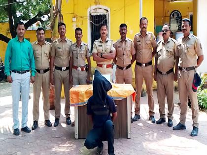 The police chased and caught the innkeeper who was carrying a village katta | गावठी कट्टा बाळगणाऱ्या सराईत गुन्हेगारास पोलिसांनी पाठलाग करत पकडले