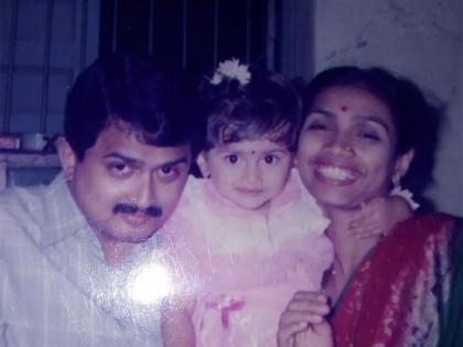 Do you recognize this cute little girl who is posing with her parents? She is a famous face on Marathi television | फोटोत आई-बाबांसोबत पोझ देणाऱ्या 'या' क्युट चिमुकलीला ओळखलंत का?, मराठी टेलिव्हिजनवरील आहे प्रसिद्ध चेहरा