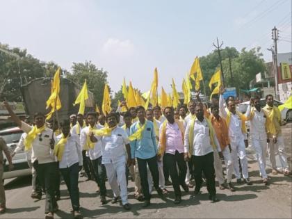 Stop the road for two hours in Chakur for reservation of Dhangar community | धनगर समाजाच्या आरक्षणासाठी चाकुरात दोन तास रास्ता रोको