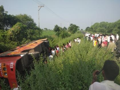 Private bus overturns on Mukhed - Nanded highway; 17 passengers injured | मुखेड - नांदेड महामार्गावर खाजगी बस उलटली; १७ प्रवासी जखमी