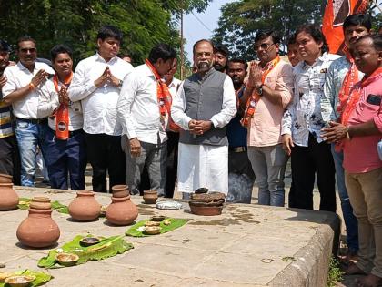 MNS slams the dirty politics in jalgaon | जळगावमध्ये मनसेने घातले गढूळ राजकारणाचे सामुहिक श्राध्द