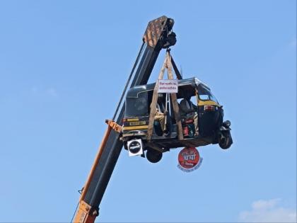 A unique protest in Latur by hanging an autorickshaw from a crane | ऑटोरिक्षा क्रेनला लटकवून लातुरात अनोखे आंदोलन