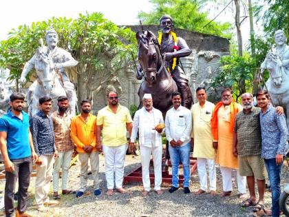 Equestrian statue of Shivaji Maharaj left from Khultabad for meeting at Antarwali Sarati | अंतरवाली सराटी येथील सभेसाठी खुलताबाद येथून शिवाजी महाराजांचा अश्वारूढ पुतळा रवाना