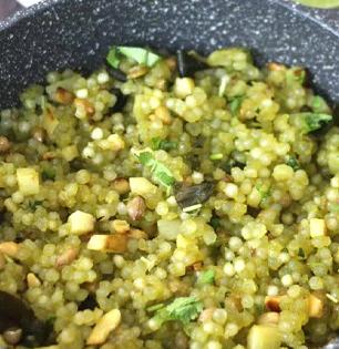नवरात्र स्पेशल : नेहमीची तीच ती साबुदाणा खिचडी खाऊन कंटाळलात ? त्याच पारंपरिक साबुदाणा खिचडीला द्या हटके ट्विस्ट...