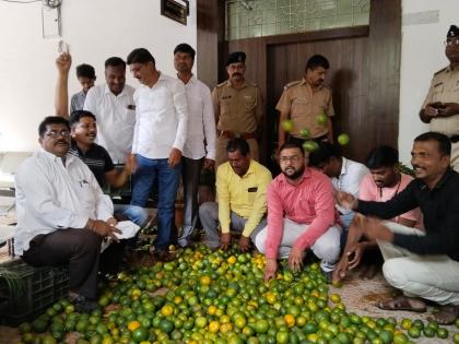 Protest against the government by throwing oranges in the Amravati Collectorate area | अमरावती जिल्हाधिकारी कार्यालय परिसरात संत्रा फेकून शासनाचा निषेध