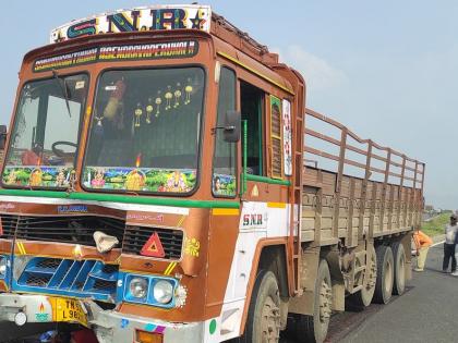 Bikers crushed by truck near Visarwadi village, two killed, one seriously injured | विसरवाडी गावाजवळ ट्रकने दुचाकीस्वारांना चिरडले, दोन ठार, एक गंभीर जखमी