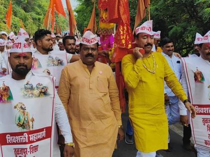 Kavadyatra was taken out for the construction of Tuljapur to Shingnapur highway | तुळजापूर ते शिंगणापूर महामार्ग व्हावा म्हणून काढली कावडयात्रा