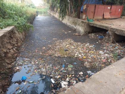 Garbage piled up in drains in Bhiwandi turned away by rain | पावसाने पाठ फिरवतात भिवंडीतील नाल्यांमध्ये साचला कचरा