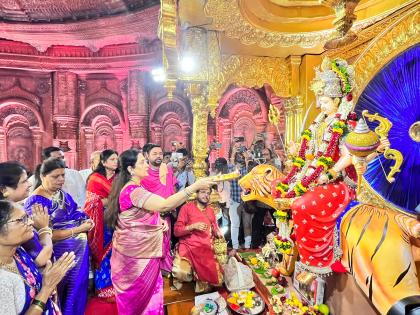 Rashmi Thackeray's power show in Thane, Tembi Nakaya's deity taken darshan | ठाण्यात रश्मी ठाकरेंचं शक्तिप्रदर्शन, शिंदेंच्या बालेकिल्ल्यात जाऊन देवीचं दर्शन