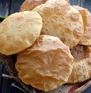 टम्म फुगलेल्या-आतून मऊ पुऱ्या घरीच करा; पीठात हा पदार्थ मिसळा, पुऱ्या जराही तेल पिणार नाही