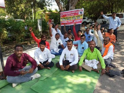 Implementation of 10 percent reservation recruitment process, Gram Panchayat employees protest in front of Latur Zilla Parishad | १० टक्के आरक्षणाची भरती प्रक्रिया राबवा, ग्रामपंचायत कर्मचाऱ्यांचे जिल्हा परिषदेसमोर धरणे आंदोलन