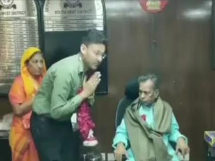 delhi ias officer honours priest give him his official chair sparks video | "IAS अधिकाऱ्याने पुजार्‍याला दिली आपली खुर्ची"; Video वरून वादात सापडताच म्हणाले...