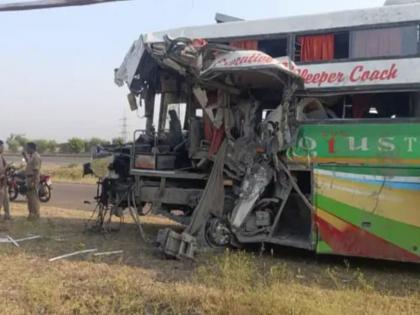 Travel bus hits stopped truck; Two passengers killed, sixteen injured | थांबलेल्या ट्रकला ट्रॅव्हल्सची पाठमागून धडक; दोन प्रवाशांचा मृत्यू, सोळा जखमी