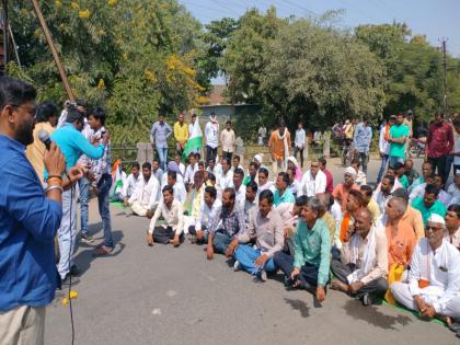 Self-respect Rasta Roko Andolan for insurance advance | विम्याच्या अग्रिम रक्कमेसाठी स्वाभिमानीचे रास्ता रोको आंदोलन