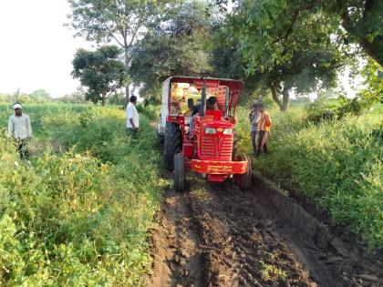 Vehicles get stuck on the road, how to transport the goods from the farm to the house? | रस्त्यात फसतात वाहने, शेतातून माल घरापर्यंत न्यायचा कसा?