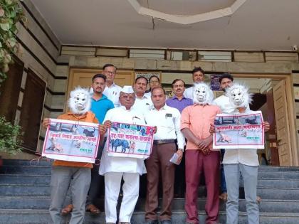 A unique movement in Latur wearing dog masks; Demand for settlement of stray dogs | श्वानांचे मुखवटे परिधान करुन लातुरात अनोखे आंदोलन; मोकाट कुत्र्यांच्या बंदोबस्ताची मागणी