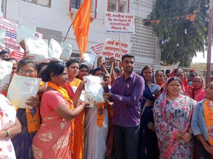 gift of saree- bangles sent to maratha MLA- MPs ; Aggressive movement of women | मराठा आमदार- खासदारांना पाठवला साडीचोळी- बांगड्यांचा आहेर; महिलांचे आक्रमक आंदोलन