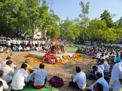 Babanrao Dhakne merged with Anant; A state funeral, a crowd of thousands | बबनराव ढाकणे अनंतात विलीन; शासकीय इतमामात अंत्यसंस्कार, हजारोंचा जनसमुदाय