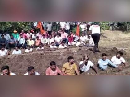 The Maratha youths were enraged, and buried themselves in the ground | मराठा तरूण संतापले, जमिनीत गाडून घेत आंदाेलन