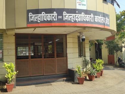 The Beed Collector, Panchayat Samiti office was locked and locked while evacuating the employees | कर्मचाऱ्यांना बाहेर काढत बीड जिल्हाधिकारी, पंचायत समिती कार्यालयाला ठोकले टाळे