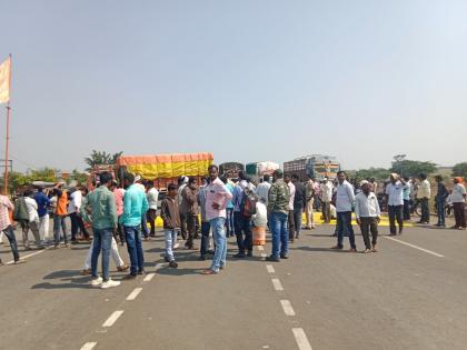 Aggressive protestors for Maratha reservation in Latur, blocked road at various places | लातुरात मराठा आरक्षणासाठी आंदोलक आक्रमक, विविध ठिकाणी रस्ता रोको 