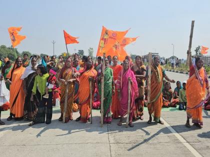 'give reservation to our childs, or we will see!' ladies maratha Warriors took the baton | 'मह्या लेकरांना आरक्षण देता की, बघू तुमची सोय!'; रणरागिणींनी घेतला हाती दंडूका