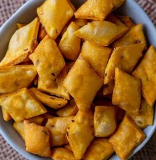 Khare Shankarpali Recipe : खुसखुशीत खारे शंकरपाळे झटपट घरीच करा; सोपी रेसिपी, कमी तेलात-खमंग होतील शंकरपाळे