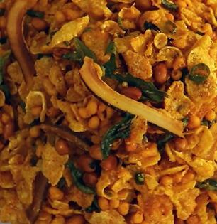 Chivda Recipe : दिवाळीसाठी खमंग मक्याचा चिवडा फक्त १५ मिनिटांत करा; चटपटीत चिवड्याची सोपी रेसिपी