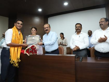 Vikramveer ocean swimmer Dhruv Mohite was felicitated by the commissioner | विक्रमवीर सागरी जलतरणपटू ध्रुव मोहिते यांचा आयुक्तांच्या हस्ते विशेष सत्कार